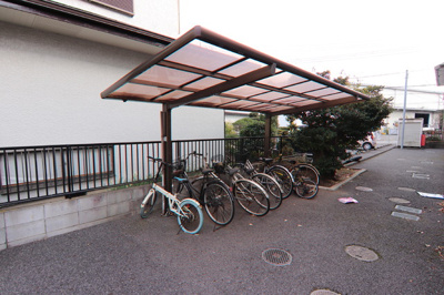 駐輪場は屋根付きですよ