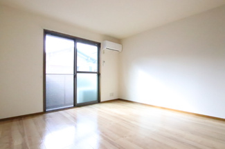 洋室8帖のお部屋です