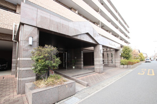 しっかりした雰囲気の入り口です