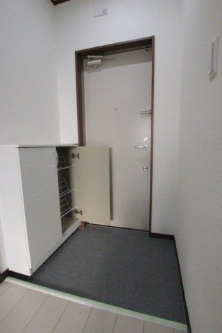 玄関にはシューズボックス。