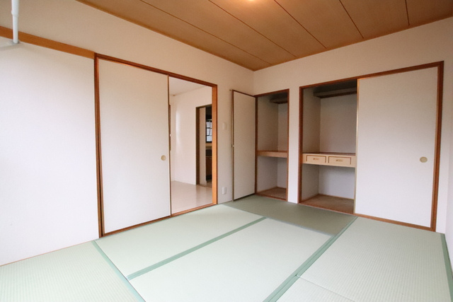 和室6帖・押入れと物入があります。