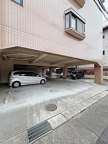 グランデージ竹越の駐車場