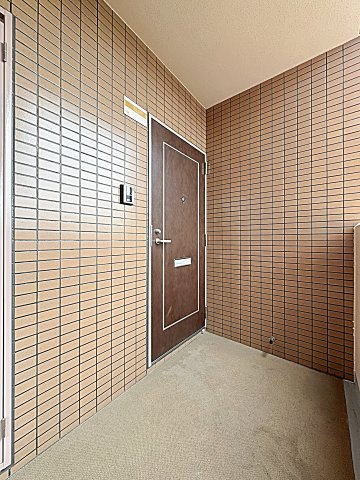 グランデージ竹越の玄関