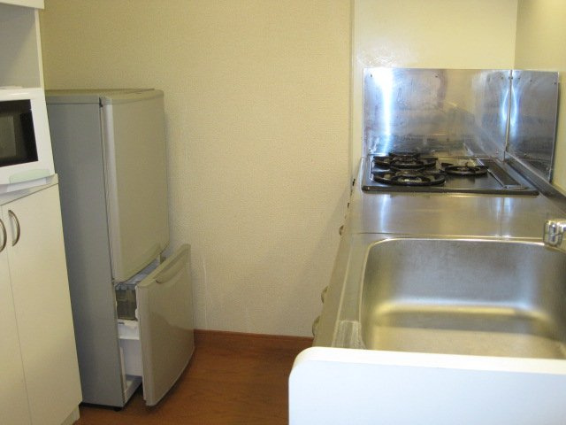 レオパレスルミエールⅡのキッチン|冷蔵庫、電子レンジ