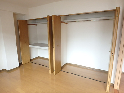 一間分のクローゼットと物入収納設備