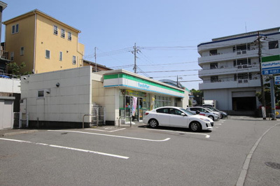 ファミリーマート 大和東三丁目店まで140m