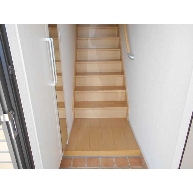 各務原市川島松原町のアパートの玄関