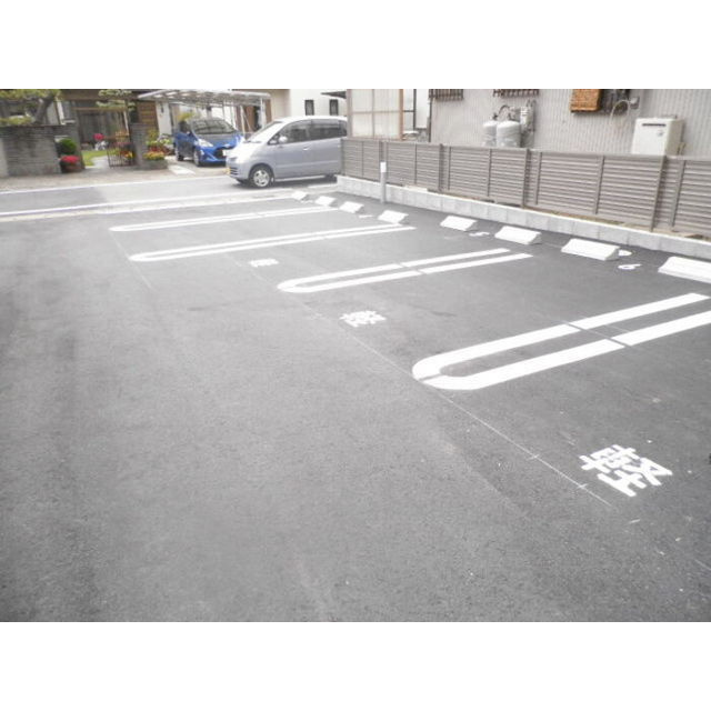 各務原市那加桜町１丁目のアパートの駐車場