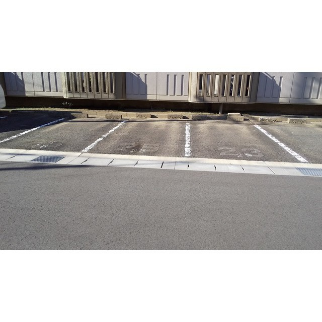 山内レジデンスの駐車場