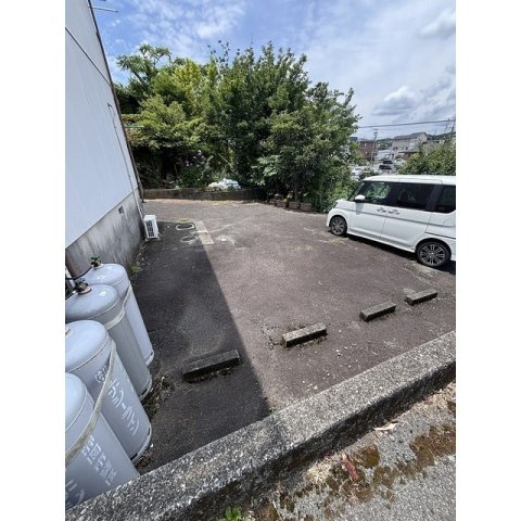 フォーブル平松の駐車場
