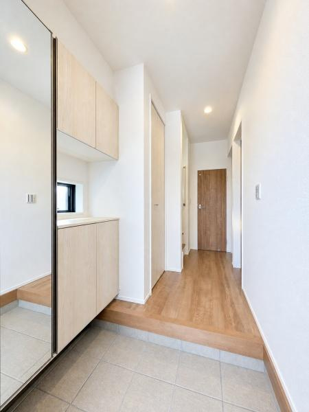 横浜市青葉区つつじが丘の新築一戸建の玄関|スッキリとした玄関スペース！
収納も豊富です！