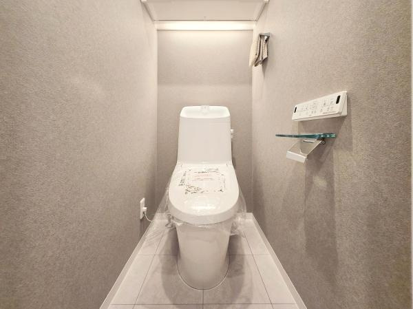 ライオンズガーデンヒルズ上大岡のトイレ|清潔感のある内装のすっきりとしたデザインのトイレです。
水周りが綺麗だと安心ですね。
