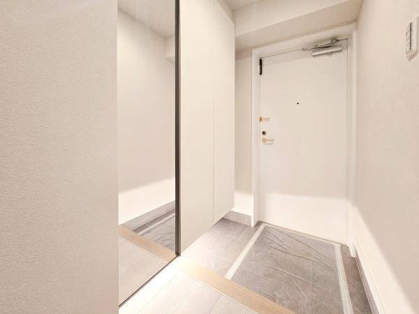 ライオンズガーデンヒルズ上大岡の玄関|収納豊富な玄関です。
この明るい玄関が気持ちよく家族を迎え入れます♪