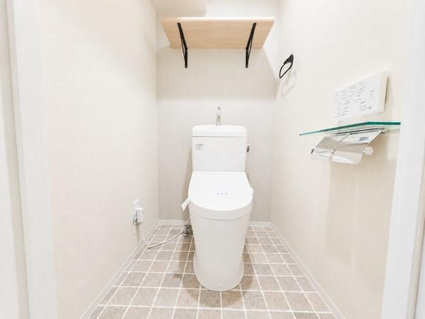 ビッグヴァン二俣川ホームズのトイレ|清潔感のある内装のすっきりとしたデザインのトイレです。
水周りが綺麗だと安心ですね。
