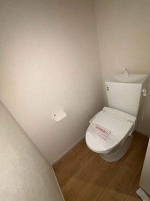 【トイレ】 | 【12日(土)・13日(日)見学可】草加市稲荷4丁目戸建 | ウォシュレット付きのトイレです♪