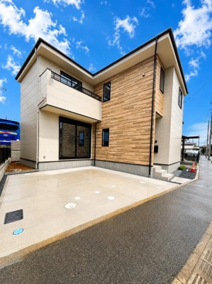 【駐車場】 | 【5日(土)・6日(日)見学可】草加市稲荷4丁目戸建 | 敷地内駐車場は並列で2台駐車可能です♪(車種による)
