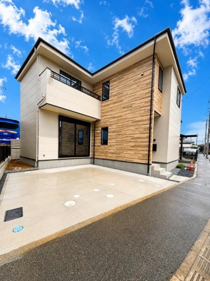 【駐車場】 | 【12日(土)・13日(日)見学可】草加市稲荷4丁目戸建 | 敷地内駐車場は並列で2台駐車可能です♪(車種による)

