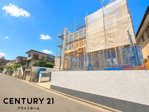 横浜市港南区日限山２丁目の新築一戸建の前面道路含む現地写真|周辺は落ち着いた街並みになります。
子育てにはぴったりの住環境♪