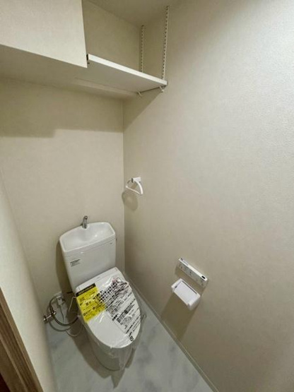【トイレ】 | 【5日(土)・6日(日)見学可】草加マンション | 収納棚付きのトイレになります♪