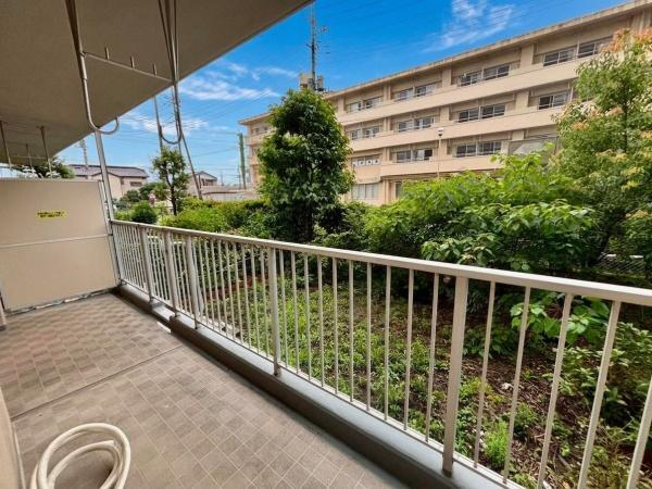 【バルコニー】 | 【29日(土)・30日(日)室内見学可能】メイツ草加 | 広々専用庭付き♪南東向きのため、陽当たり良好♪