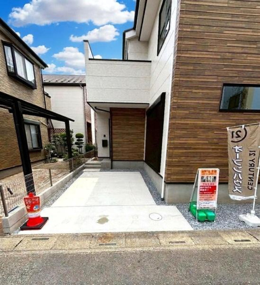 【駐車場】 | 【5日(土)・6日(日)室内見学可能】草加市旭町6期 | 出し入れしやすい平面駐車場となっております♪