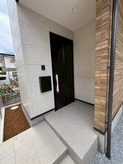 【玄関】 | 【5日(土)・6日(日)室内見学可能】草加市旭町6期 | 明るい玄関スペースです♪