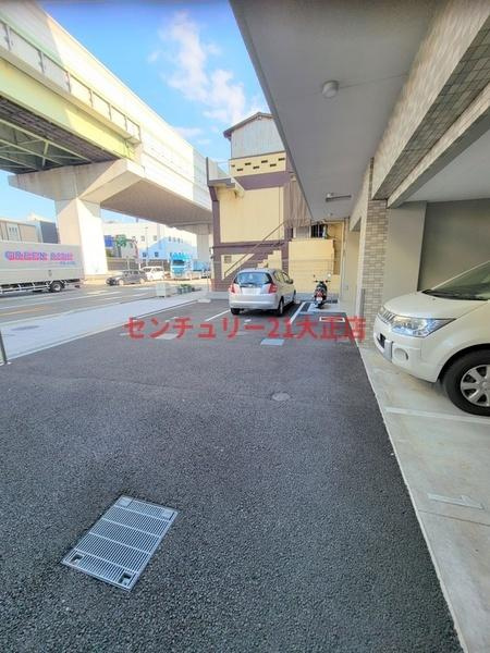 エスリード大阪リブレの駐車場