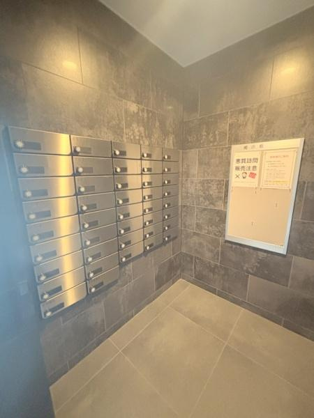 大阪市港区八幡屋１丁目の賃貸マンションのエントランス