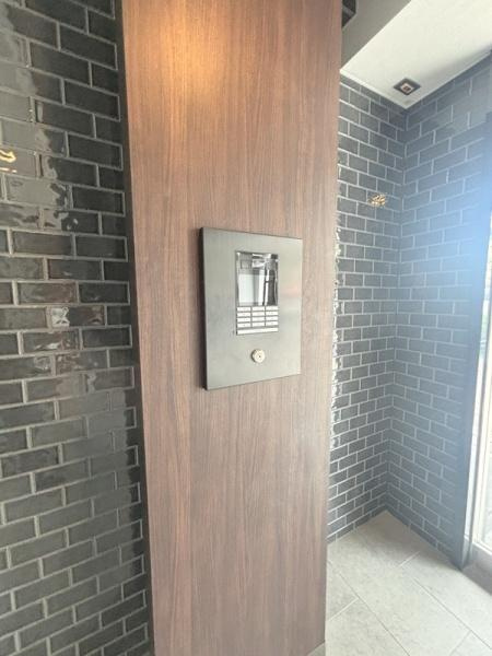 大阪市港区八幡屋１丁目の賃貸マンションのエントランス