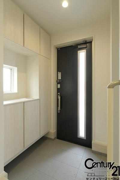 リナージュ新口町 １号棟 ／新築一戸建の内観：施工例|■玄関には大容量シューズボックス完備！■