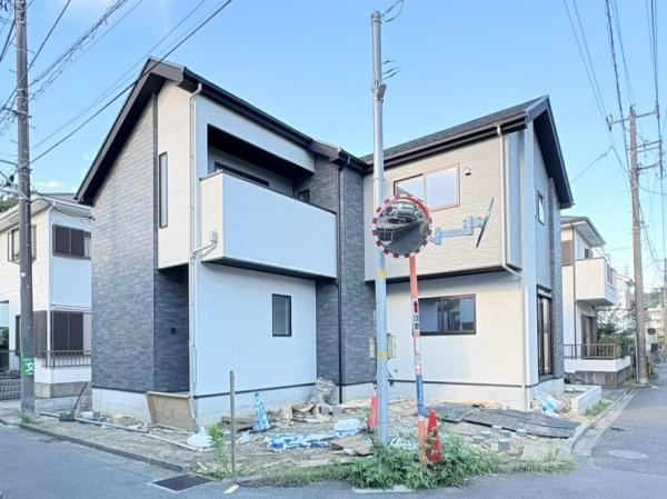 横浜市金沢区釜利谷南２丁目の新築一戸建の外観|現代的なデザインが印象的な外観です。コントラストのある色使いが目を引きます。角地に位置しており開放感があります。複数の窓が設けられており採光にも配慮されています。新築の雰囲気が伝わってきます。