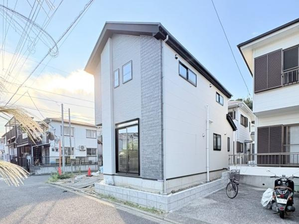 横浜市金沢区釜利谷南２丁目の新築一戸建のその他|シンプルな外観デザインが特徴的な戸建住宅です。二面の採光が期待できる角地に位置しています。モダンな色使いと直線的なフォルムが印象的です。周囲は閑静な住宅街ですので落ち着いた雰囲気です。
