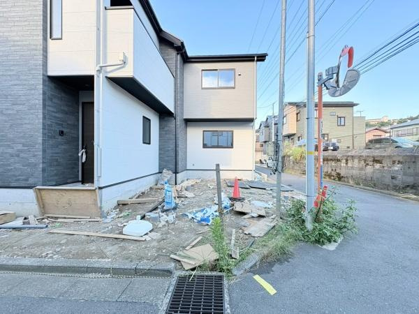 横浜市金沢区釜利谷南２丁目の新築一戸建のその他|車2台分の駐車スペースが確保されています。前面道路は交通量が多くないので、車の出し入れがスムーズです。