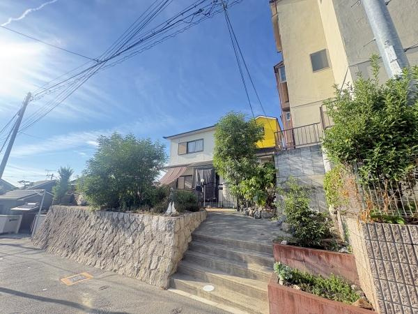 【外観】 | ■眺望良好♪
景色を楽しめる開放的な眺望が魅力♪

■各階にトイレあり♪
1階・2階それぞれにトイレあり♪
忙しい時間帯やご家族が多いご家庭にも便利です♪
