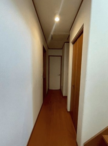 安城市里町１丁目　中古戸建の内装|各部屋へスムーズにつながるゆとりある動線設計
※本画像はAIによる家具配置です。実際の仕様とは異なる