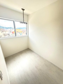 【ランドリースペース】 | 東広島市西条町御薗宇　NO10【57坪】 | 天候や季節を気にせず洗濯物を干せる3.0帖のサンルーム。明るい自然光が差し込む大きな窓が配置されており、花粉や梅雨の時期、灰が気になる日でも安心して室内干しができる便利なスペースです。