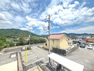 【展望】 | 東広島市西条町御薗宇　NO10【57坪】 | 2階の窓から望む開放的な眺望。周囲には高い建物がなく、心地よい青空と美しい山々の緑を見渡すことができます。日当たりや通風を遮るものがなく、四季の移り変わりを身近に感じられる清々しい住環境です。