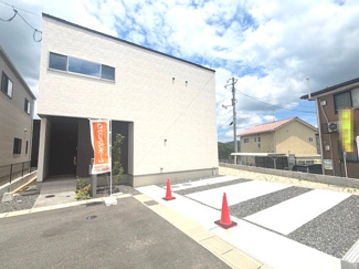 【外観】 | 東広島市西条町御薗宇　NO10【57坪】 | 並列2台分のカースペースを前面に配置した、日当たりの良い新築一戸建て。無駄のないシャープなフォルムの外観は、流行に左右されず、長く飽きのこない端正な佇まいを見せています。