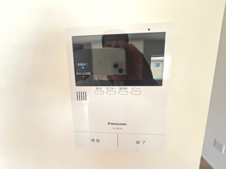 【セキュリティ】 | 東広島市西条町御薗宇　NO10【57坪】 | 防犯性に優れたPanasonic製のTVモニター付きインターホンを設置。来客者の顔を室内から高画質な液晶画面でしっかり確認できるため、お子様のお留守番時や突然の訪問時にも落ち着いて対応が可能です。