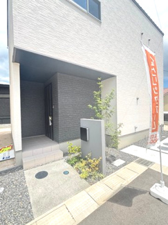 【玄関】 | 東広島市西条町御薗宇　NO10【57坪】 | スタイリッシュな門柱と植栽が映える玄関アプローチ。ポーチ部分は屋根のあるインナー形状となっており、雨の日の鍵の開け閉めや、荷物を持っている際も濡れにくく快適です。