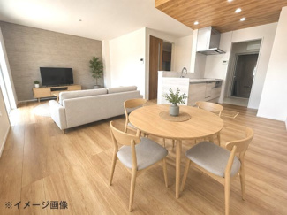 【居間・リビング】 | 東広島市西条町御薗宇　NO10【57坪】 | グレーの石目調アクセントクロスがスタイリッシュなリビング。対面式キッチンからはリビング全体が見渡せるため、お料理中もご家族との会話を楽しみながら過ごせます。