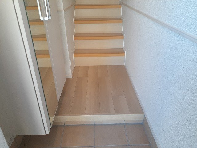 ルミエール中野新町の玄関