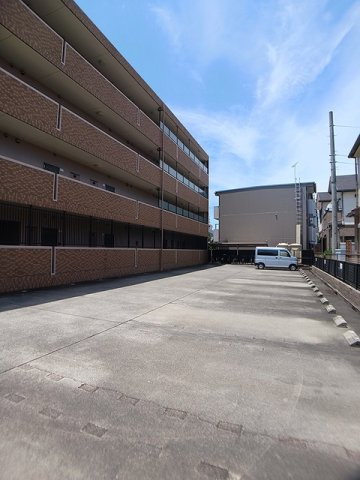 サンシャインタナカの駐車場