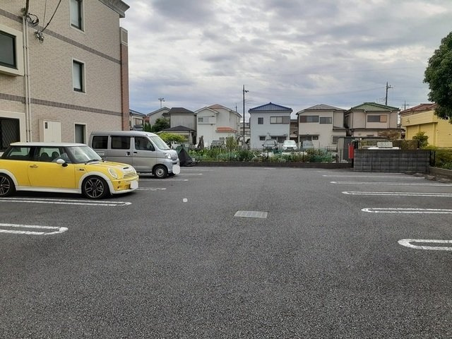 オネスティ　ユー　カレントの駐車場