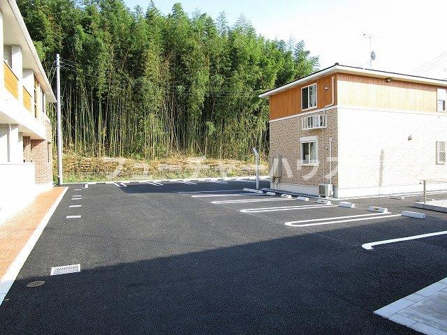 シャイニーローゼ　Ｂの駐車場|車をお持ちの方に嬉しい駐車場付きの物件です