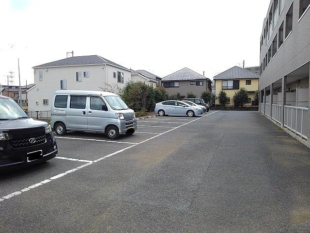 ジュネス弐番館の駐車場