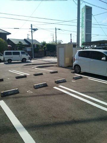 トリアングルムの駐車場