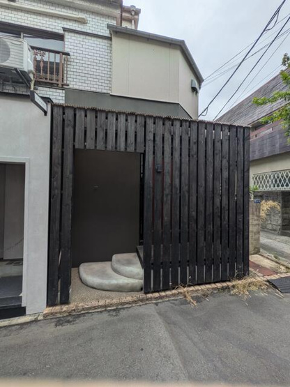 【エントランス】 | 隠れ家的な１軒屋の１階です