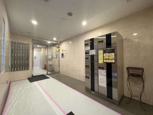 ドムール三ノ輪の設備|【宅配ボックス】在宅時・不在時に関わらず、居住者の代わりに非対面で宅配物を受け取ってくれる便利な設備です。わかりやすくご説明致しますので見学時にはお部屋だけではなく共用部分もぜひチェックしてください。
