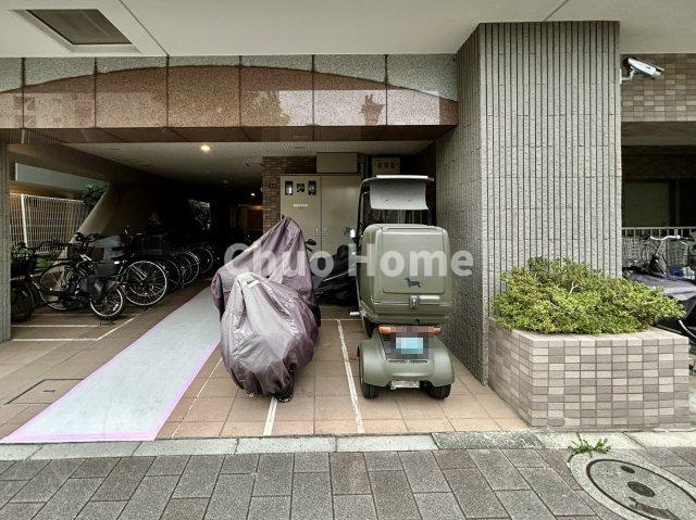 ドムール三ノ輪の駐車場|【バイク置場】最新の空き状況や費用などの詳細は担当スタッフまでお問い合わせください。